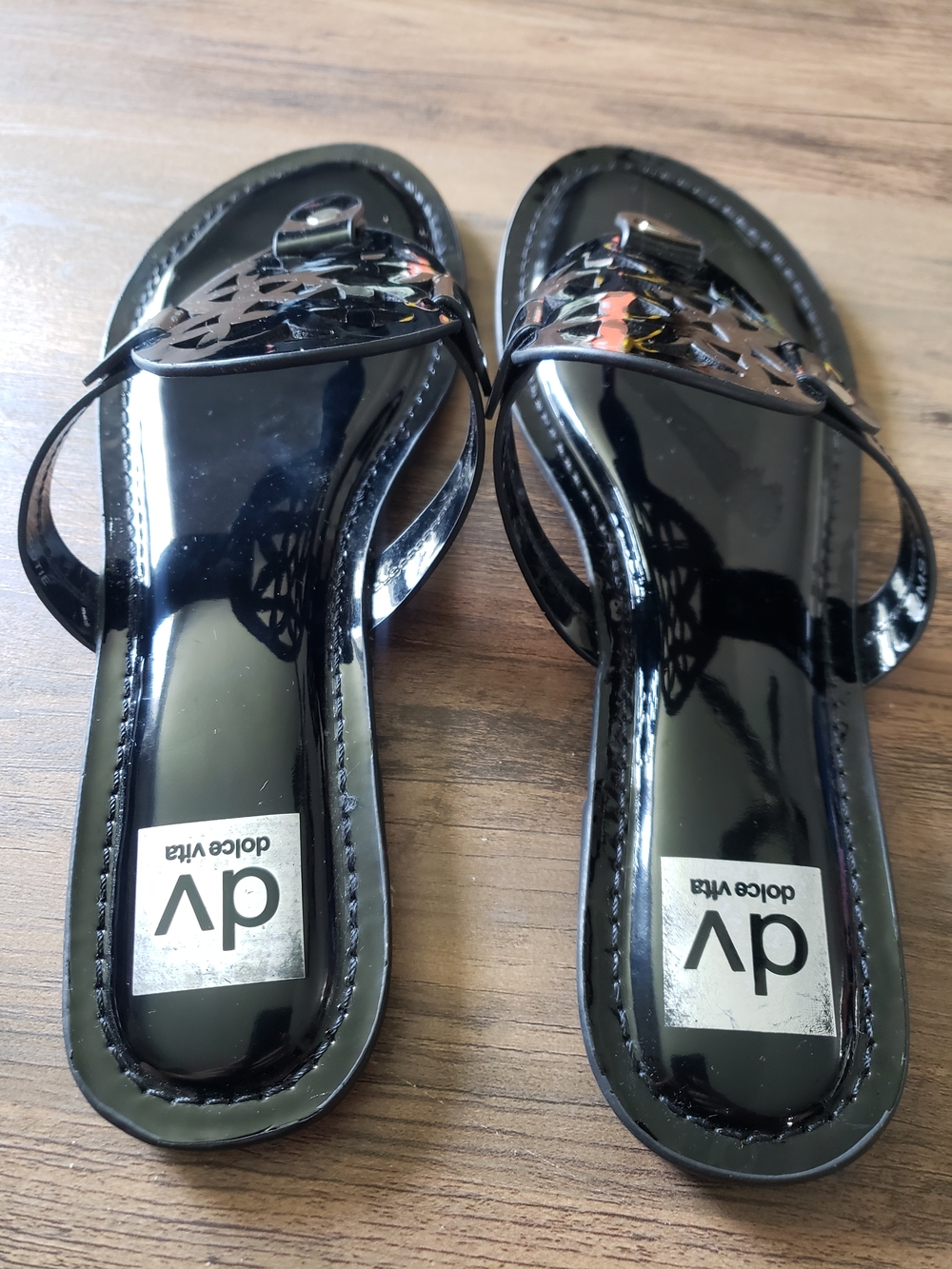 Dolce Vita Gotie Black Patent Thong Sandals with Cutout Medallion - Picture 2 of 5